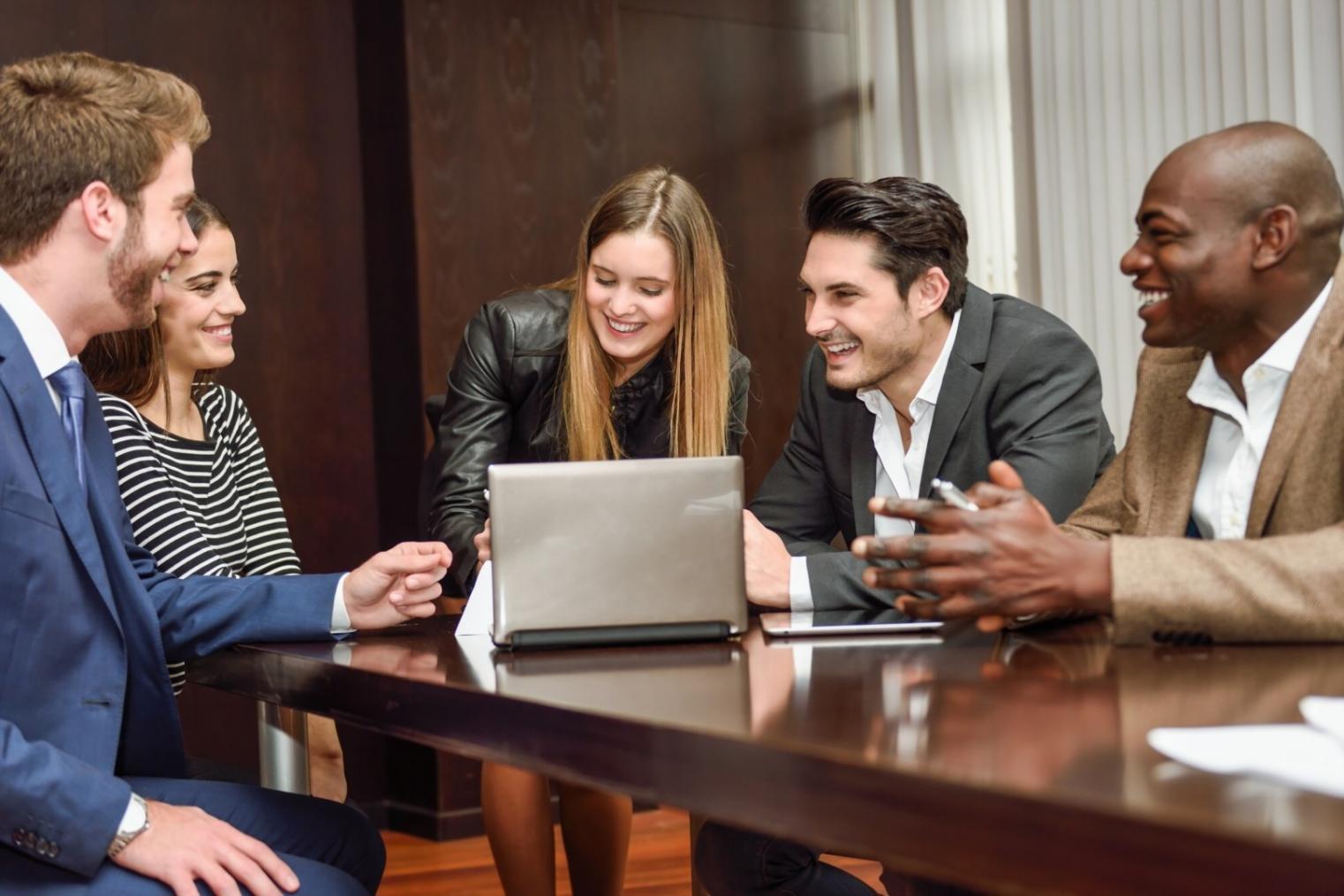 Sesión de análisis financiero en equipo